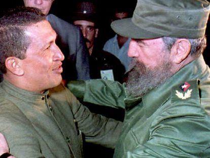 Hugo Ch&aacute;vez y Fidel Castro en el aeropuerto de La Habana, en 1994.