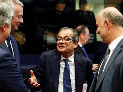 El ministro de Finanzas italiano, Giovanni Tria, junto al comisario de Asuntos Económicos, Pierre Moscovici en el último Eurogrupo.