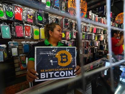 Una vendedora muestra un anuncio con la implementación de bitcoin en su tienda, el 26 de enero en San Salvador.