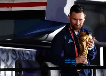 Al ritmo del popular 'Muchachos', el himno oficioso de Argentina en este mundial, cantado en la pista del aeropuerto por el grupo La Mosca Tse tse, Messi salió del avión levantando la Copa del Mundo. 