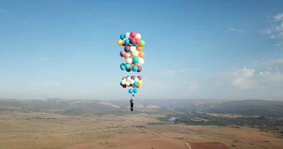 El británico Tom Morgan asciende hacia el cielo de Sudáfrica subido a una silla de acampada unida a varios globos de helio.