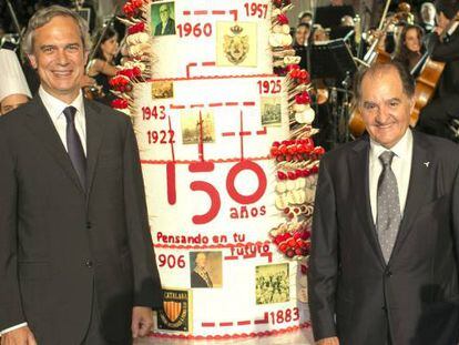 El presidente de Catalana Occidente Jose María Serra (2d) posa con los directivos de su empresa Francisco Arregui (dch.), Hugo Serra (izd.) e Iñaqui Álvarez junto a la tarta conmemorativa del 150 aniversario de la compañía.