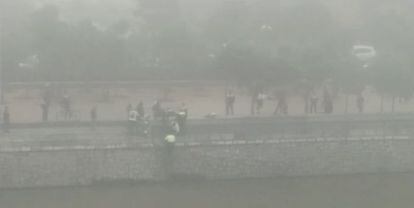 Captura del momento en el que la policía rescata del río Manzanares a un ultra del Deportivo que había sido arrojado por seguidores radicales del Frente Atlético