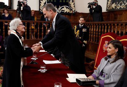 El Rey, en presencia de doña Letizia, felicita a la poeta uruguaya Ida Vitale a quien entregó el Premio de Literatura en Lengua Castellana Miguel de Cervantes 2018.