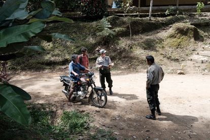 Los guardaparques Dario Cartagena y Ciro Antonio Gonzales realizan el control de ingreso de personas al Parque Nacional y Area Protegida Madidi.