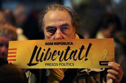 Uno de los manifestantes en apoyo a los dirigentes independentistas presos, en el acto convocado el pasado día 4 por Ómnium y ANC en Sant Vicenç del Horts, el pueblo barcelonés del que fue alcalde Oriol Junqueras.