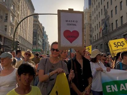 En la pancarta se lee "Madrid Central Genial".