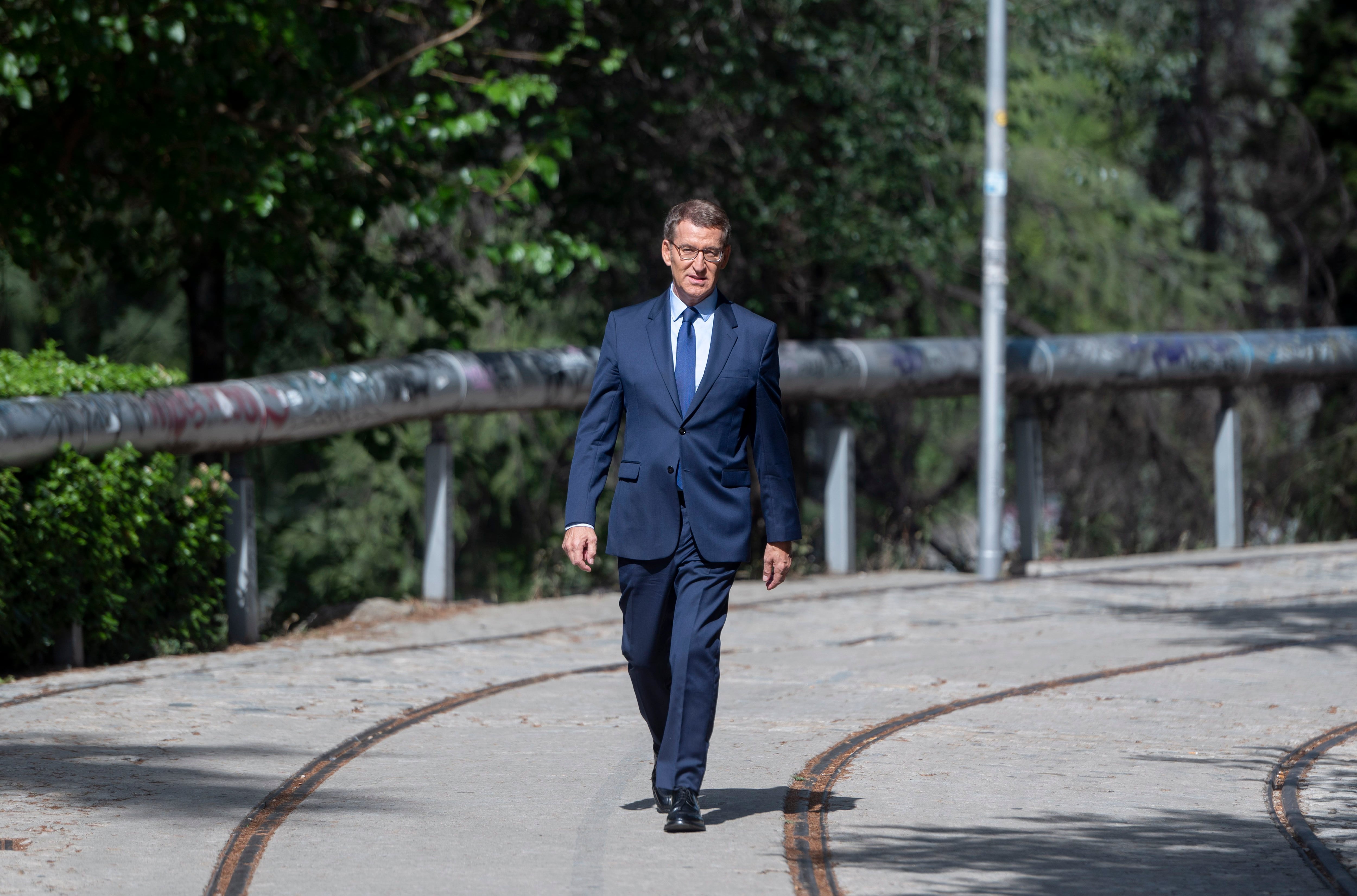 El presidente del Partido Popular y candidato a la Presidencia del Gobierno, Alberto Núñez Feijóo, a su llegada a un acto con las candidaturas al Congreso y al Senado por Madrid, en el Faro de Moncloa, a 17 de julio de 2023, en Madrid (España). Durante el encuentro, se han presentado las candidaturas al Congreso y al Senado por Madrid de cara a las elecciones generales del 23 de julio.
17 JULIO 2023;PP;CONGRESO;SENADO;23J
Alberto Ortega / Europa Press
17/07/2023