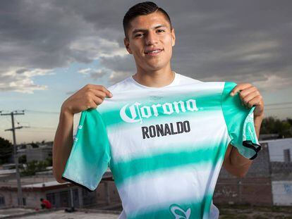 Ronaldo Cisneros posa con su camiseta de Santos Laguna.