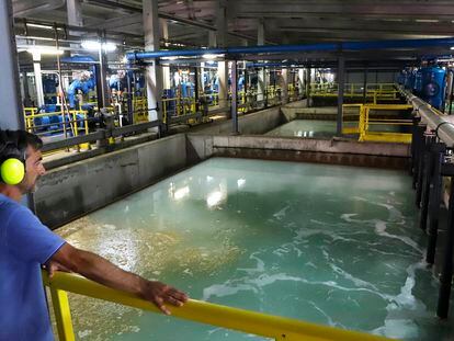 Un operario observa el proceso de desalinización del agua en la planta del Prat, en junio.