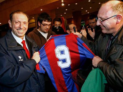 Quini sonríe tras firmar la camiseta del Barcelona a un aficionado con motivo del Barcelona-Sporting de Gijón de la Liga, el 5 de febrero de 2008.