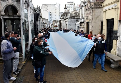 Militantes, sindicalistas y ciudadanos caminan en procesión rumbo a la tumba de Eva Perón, este martes, en Buenos Aires (Argentina).