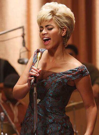 Beyoncé caracterizada de Etta James en un fotograma de &#39;Cadillac records&#39;