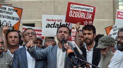 Miembros de la oposici&oacute;n hablan a la prensa, a finales de julio en Estambul. 