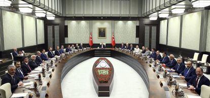 Fotograf&iacute;a facilitada por la oficina de prensa de la Presidencia turca, que muestra al presidente de Turqu&iacute;a, Recep Tayyip Erdogan, durante una reuni&oacute;n con su gabinete de en Ankara.