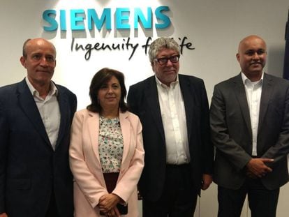 Olivier Bècle y Rosa García (Siemens España), Antonio Balmón (alcalde de Cornellà) y Vinod Philip (Siemens).
 
 
 