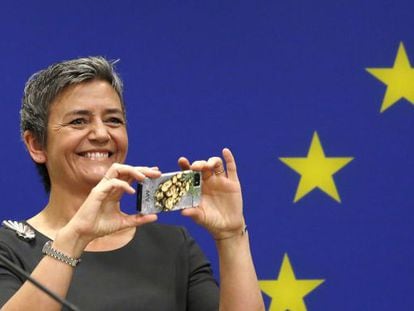 Margrethe Vestager fotograf&iacute;a a los periodistas tras una conferencia de prensa en Washington el 16 de abril pasado.