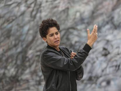 Julie Mehretu, ante la obra &#039;Conjured Parts (Bardu)&#039;, de 2016, en el Centro Bot&iacute;n,  