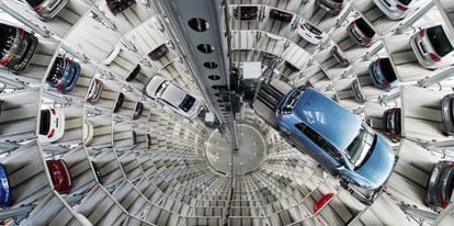 Visi&oacute;n cenital de varios coches Volkswagen aparcados en la planta de Wolfsburgo, Alemania.