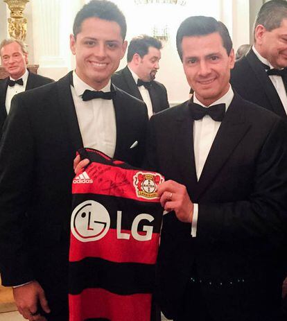 Chicharito (i) y Pe&ntilde;a Nieto, anoche en Alemania