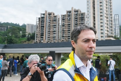 El alcalde de Medellín, Daniel Quintero, durante la implosión del edificio.