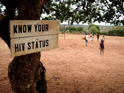 Un cartel en Simonga, un pueblo de Zambia, dice: "Conoce tu estado VIH".