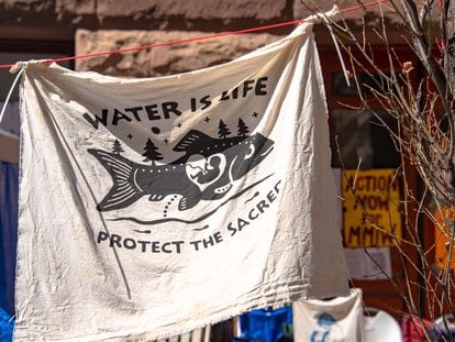 Una ocupación de población indígena en protesta de la falta de servicios sociales. En el cartel: "Agua es vida. Protege lo sagrado".