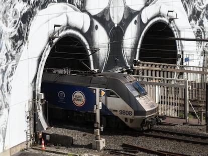 Un tren en el Eurotúnel, a su paso por la localidad francesa de Coquelles.