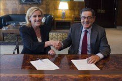 Marta Mart&iacute;nez, presidenta de IBM Espa&ntilde;a, junto al presidente de Kutxabank, Mario Fern&aacute;ndez, en el momento de firmar el acuerdo.