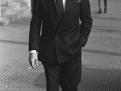 Francisco Paesa pasea por una calle de Madrid, en el a&ntilde;o 1991.