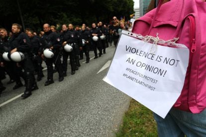 Un cartel que lee "la violencia no es una opinión" cuelga de la mochila de una de las personas que participan en la protesta contra el G-20.  