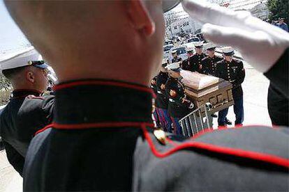 Soldados estadounidenses rinden homenaje en Massachusetts al féretro de un compañero caído en Irak.