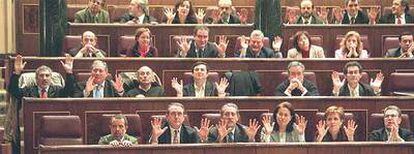 Diputados del PSOE y de IU muestran las manos durante la votación en el Congreso de la reforma del Código Penal para simbolizar su negativa a participar.
