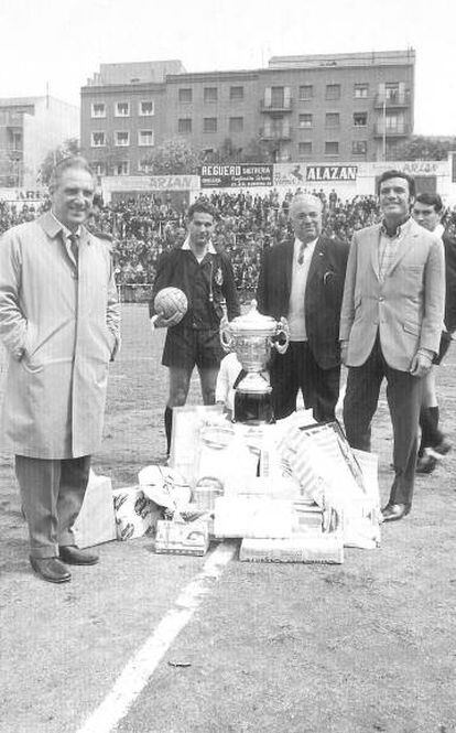 Jos&eacute; B&oacute;dalo y Paco Rabal hacen un saque de honor en el campo del Rayo Vallecano en 1967.