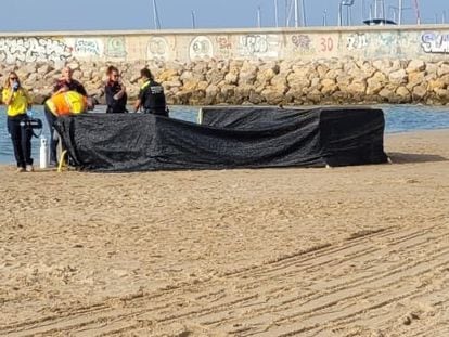 Lugar donde ha sido hallado el cadáver del menor en una playa de Roda de Berà (Tarragona), este martes, en una imagen cedida por el Ayuntamiento.