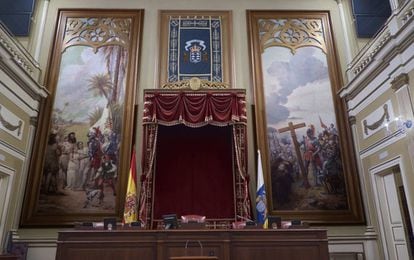 La mesa presidencial del Parlamento canario con los lienzos.