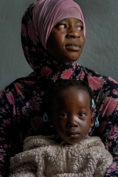 Fatumata Cissé and her daughter Sundjje in their home in the Cinema neighborhood of Nouadhibou. 