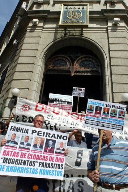 Protestas frente al Banco Comercial en la sede de Montevideo, en marzo de 2003.