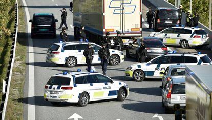 La policía danesa corta el puente Oresund este viernes.