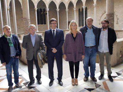 El presidente y la portavoz de la Generalitat posan junto a los secretarios generales de CC OO y UGT en Catalu&ntilde;a y Espa&ntilde;a