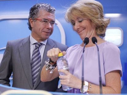 Esperanza Aguirre y Francisco Granados, en un acto del Partido Popular en octubre de 2011.