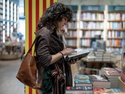 Una visitante de una céntrica librería de Barcelona el pasado 20 de abril, fin de semana previo a la Diada de Sant Jordi (Día del Libro).