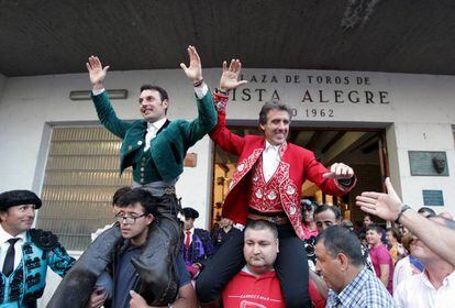 Andy Cartagena (izquierda) y Hermoso de Mendoza, salen por la puerta grande.