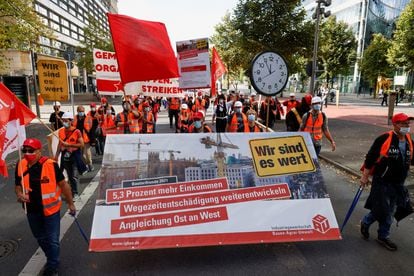 Trabajadores de la construcción demandan mejores condiciones laborales y salariales, en una protesta en Berlín, el 6 de octubre. 