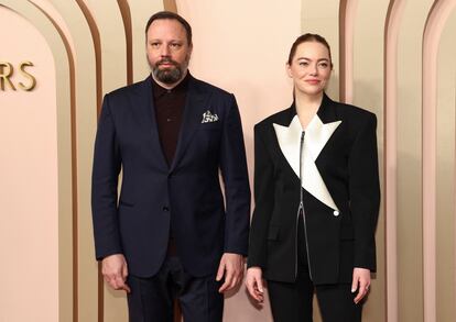 La actriz Emma Stone, nominada a mejor actriz protagonista por 'Pobres criaturas', llegó a la comida con un traje blanco y negro y junto al director del filme, Yorgos Lanthimos, nominado a mejor película. 