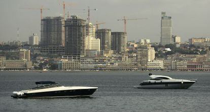 Motoras ante el puerto de Luanda (Angola), con varios edificios en construcci&oacute;n al fondo.