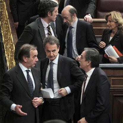 Zapatero, rodeado de miembros de su Gobierno y parlamentarios, ayer en el Congreso.