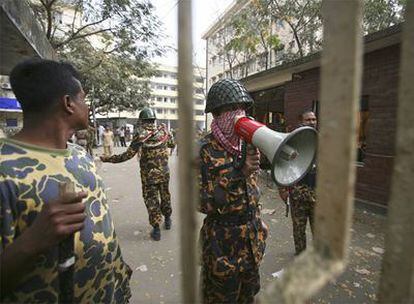 Militares amotinados en el cuartel general de Bangladesh Rifles en Dacca.