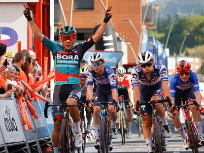Sergio Higuita cruza la línea de meta en la quinta etapa de la Itzulia en Amorebieta, este viernes.