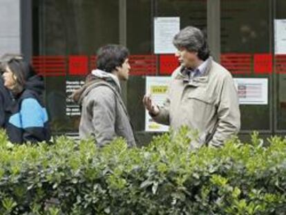 Oficina de empleo en el madrileño Paseo de las Acacias, hoy, 27 de abril de 2012